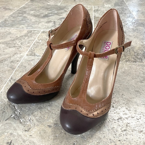 DOLCE by mojo moxy Brown T-Strap Pumps | Size 8 - Picture 4 of 11